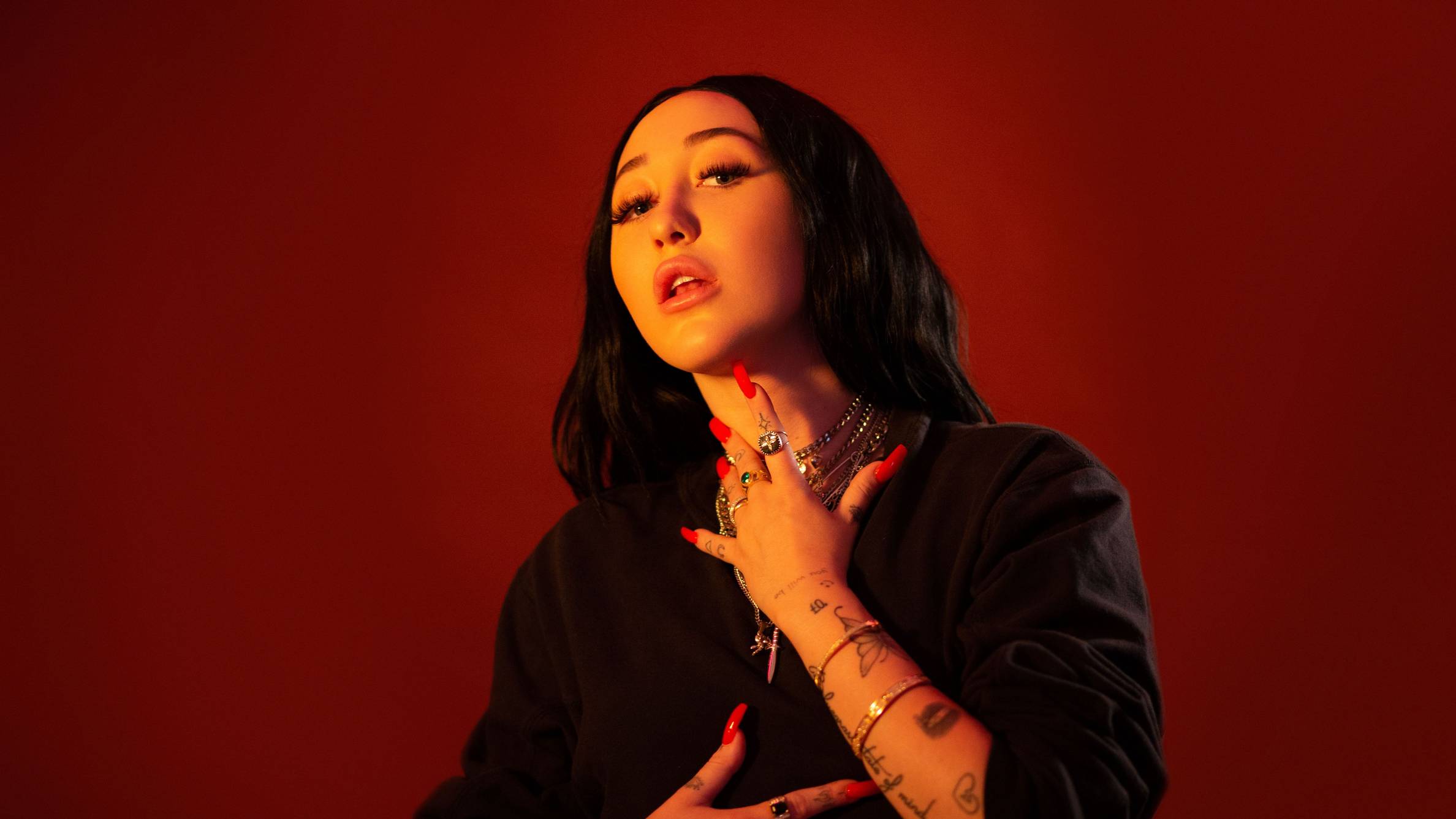 Noah Cyrus, press photograph.